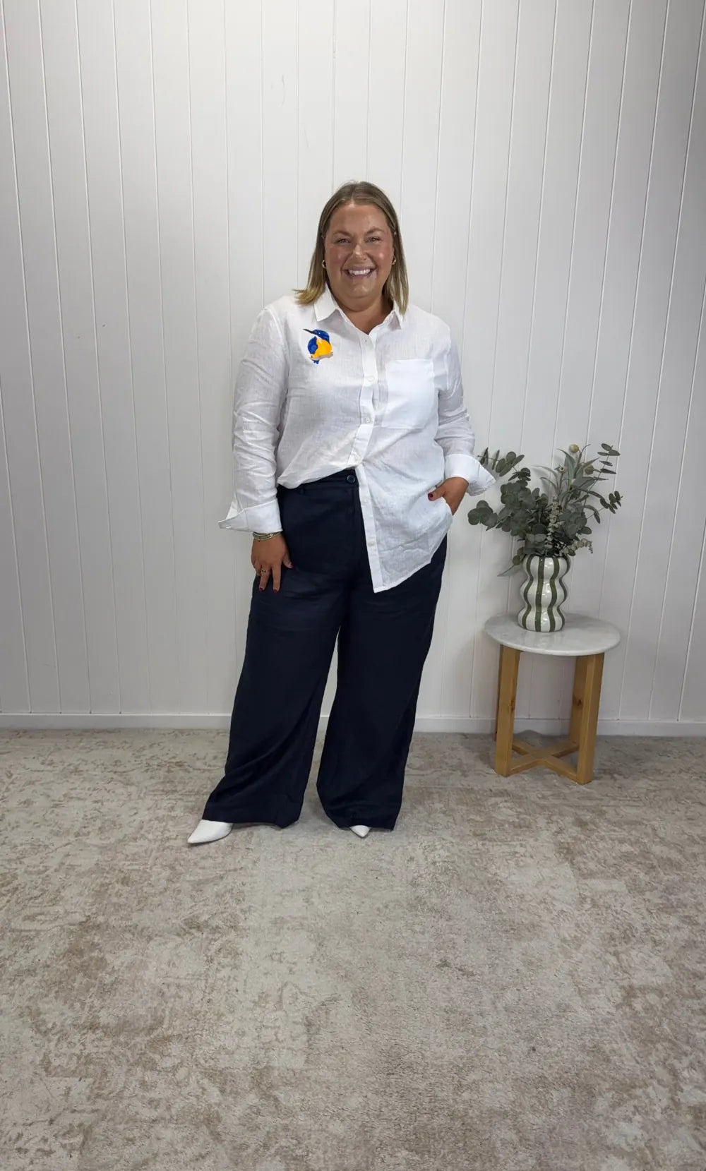 Melissa, 165cm, wearing size 16 Kingfisher Linen Shirt